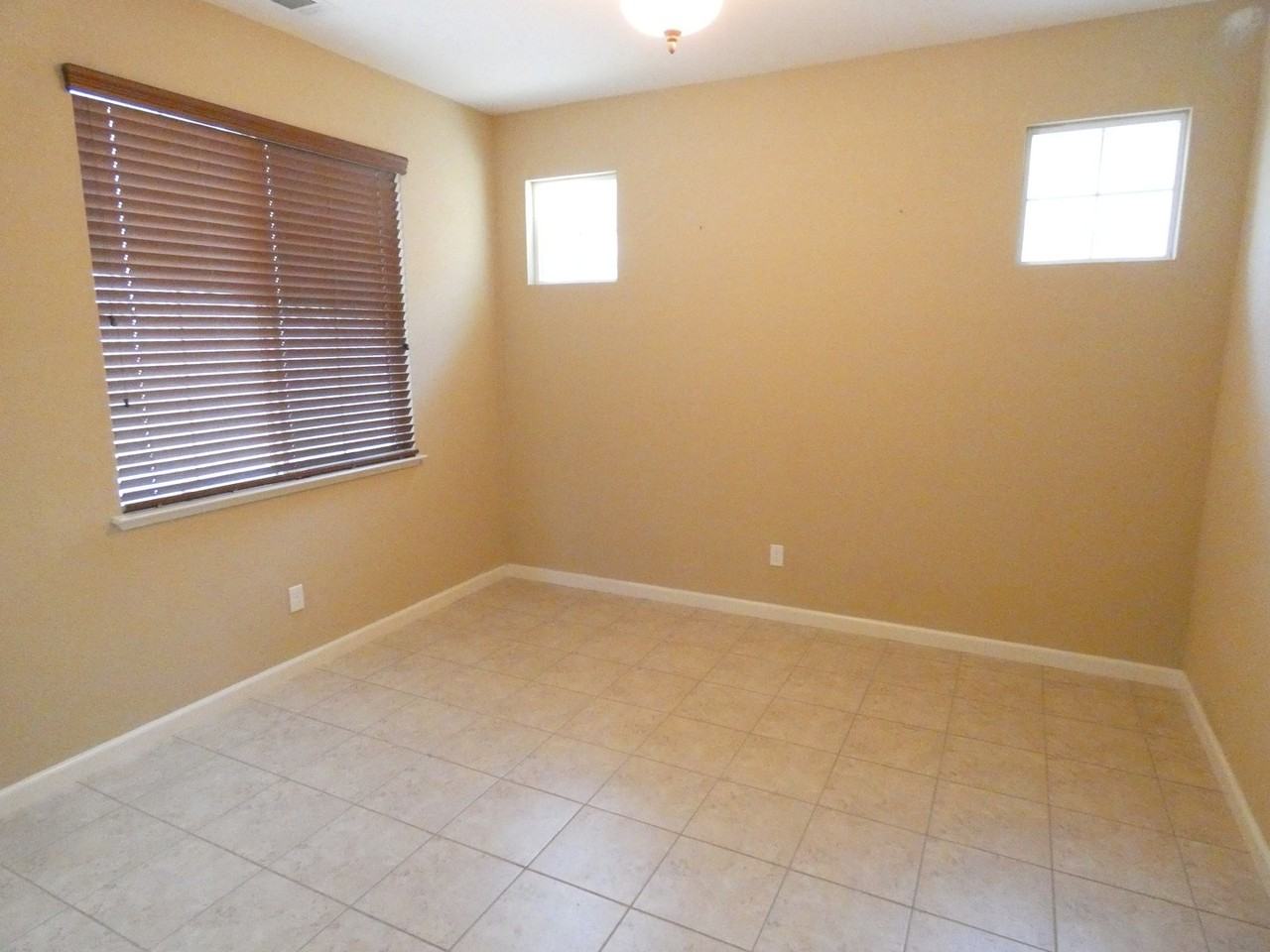 723 Del Mar Cir - Photo 6 of 19