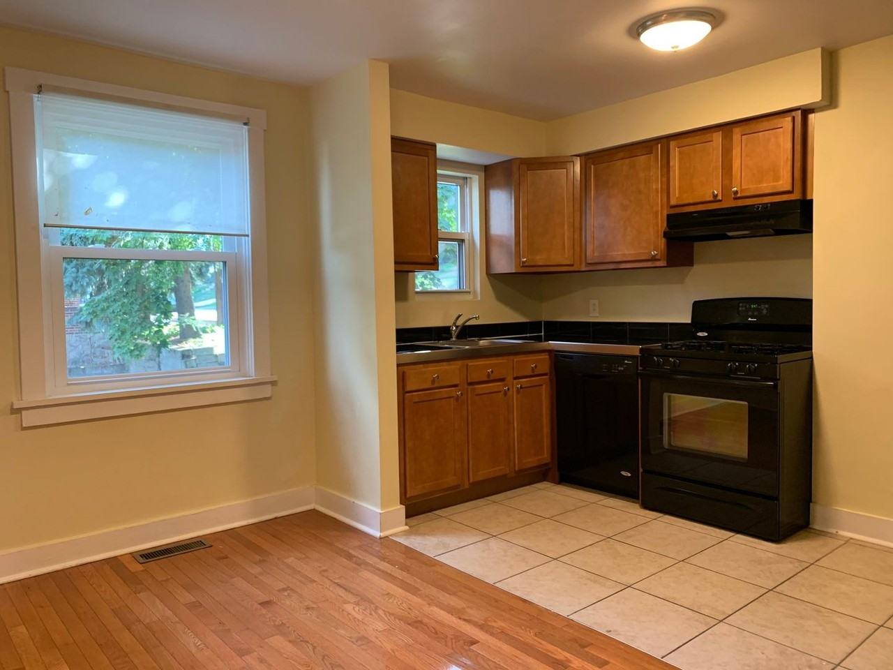 6720 Greenwood St - Photo 3 of 11