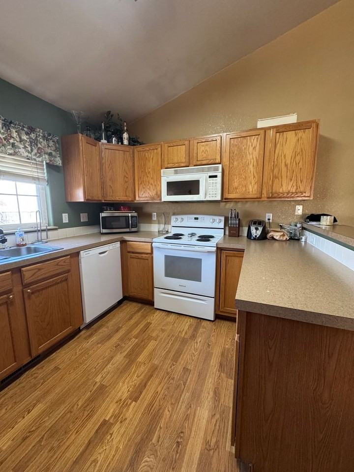 4238 Rockvale Dr - Photo 3 of 16