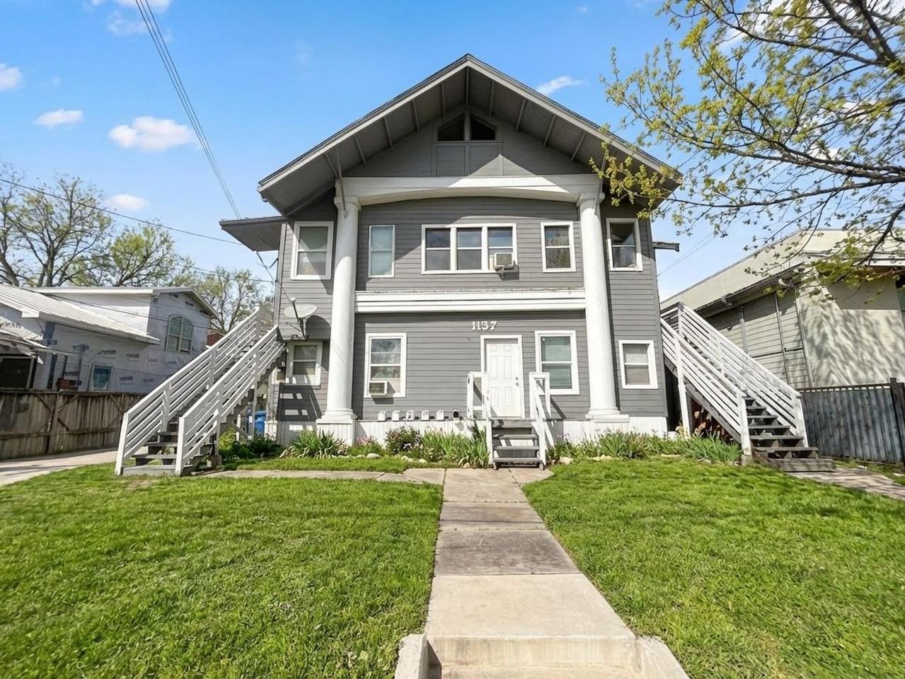 1137 W Ashby Pl