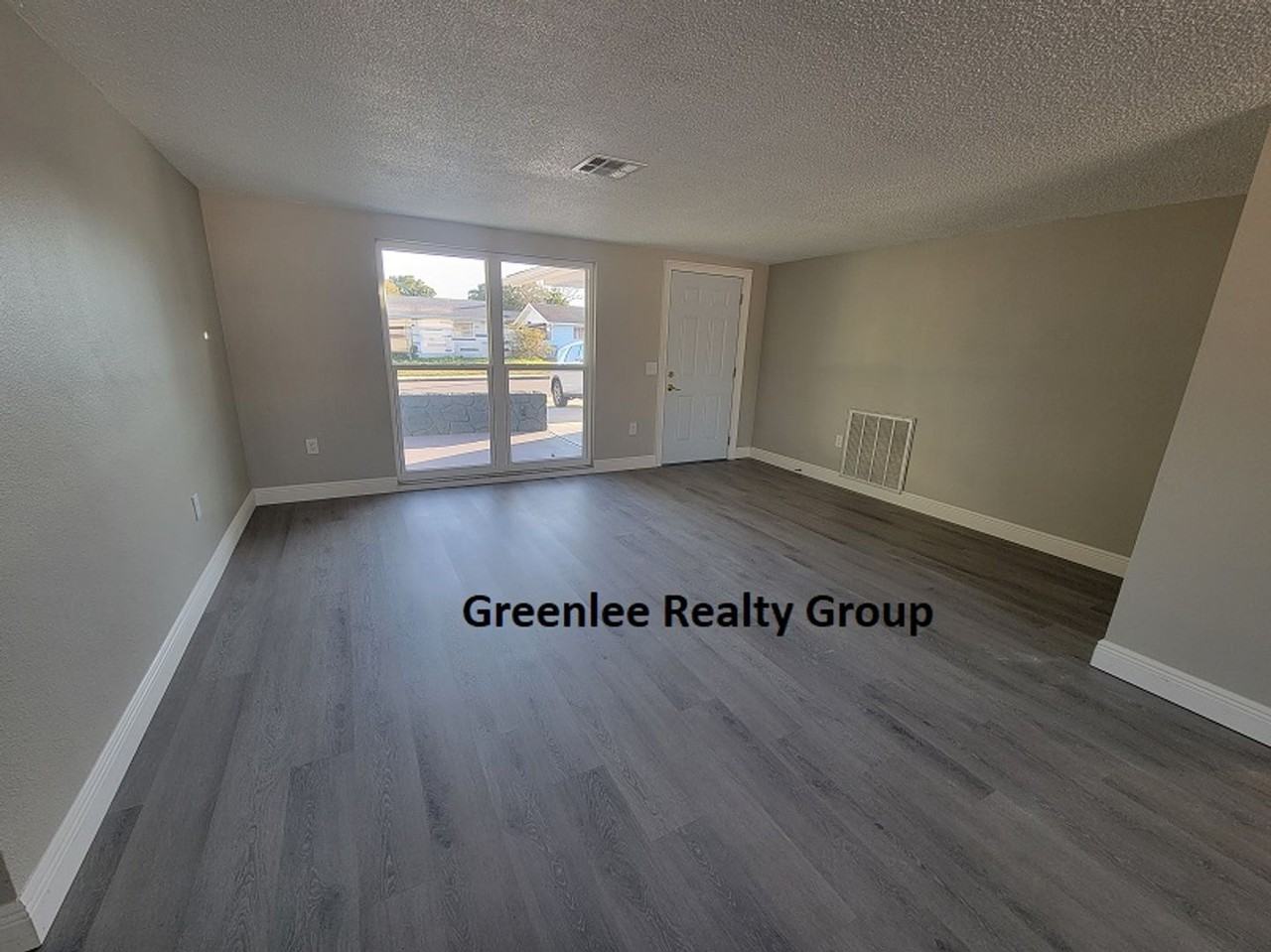 6935 Altavista St - Photo 4 of 28