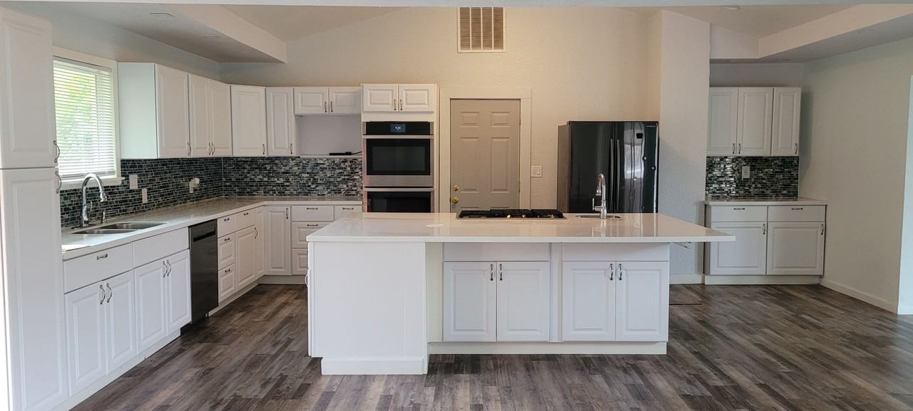 550 Pioneer Way - Photo 2 of 18