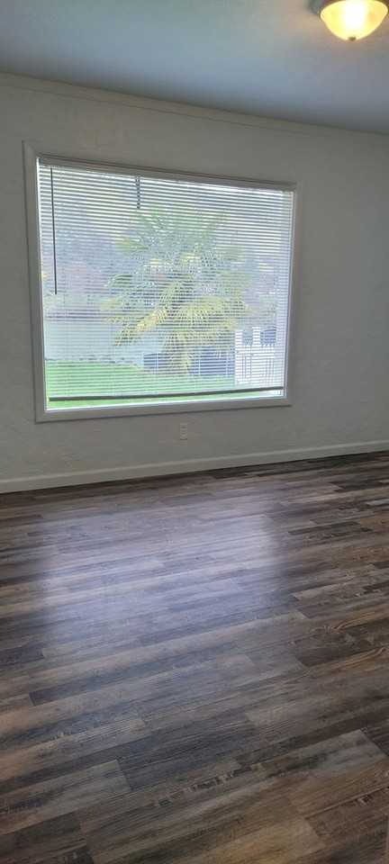 550 Pioneer Way - Photo 5 of 18