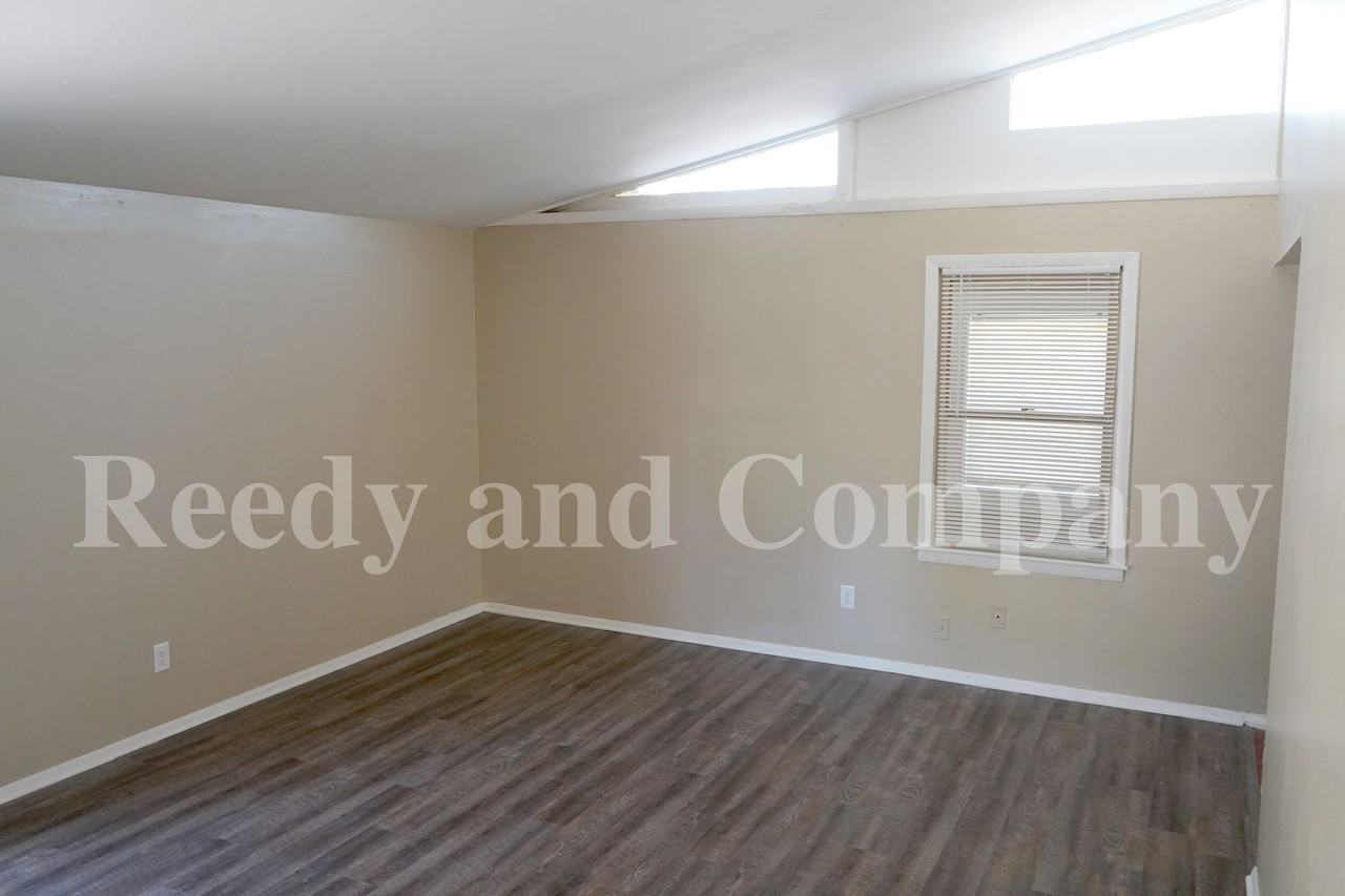 1631 Gowan Dr - Photo 4 of 15