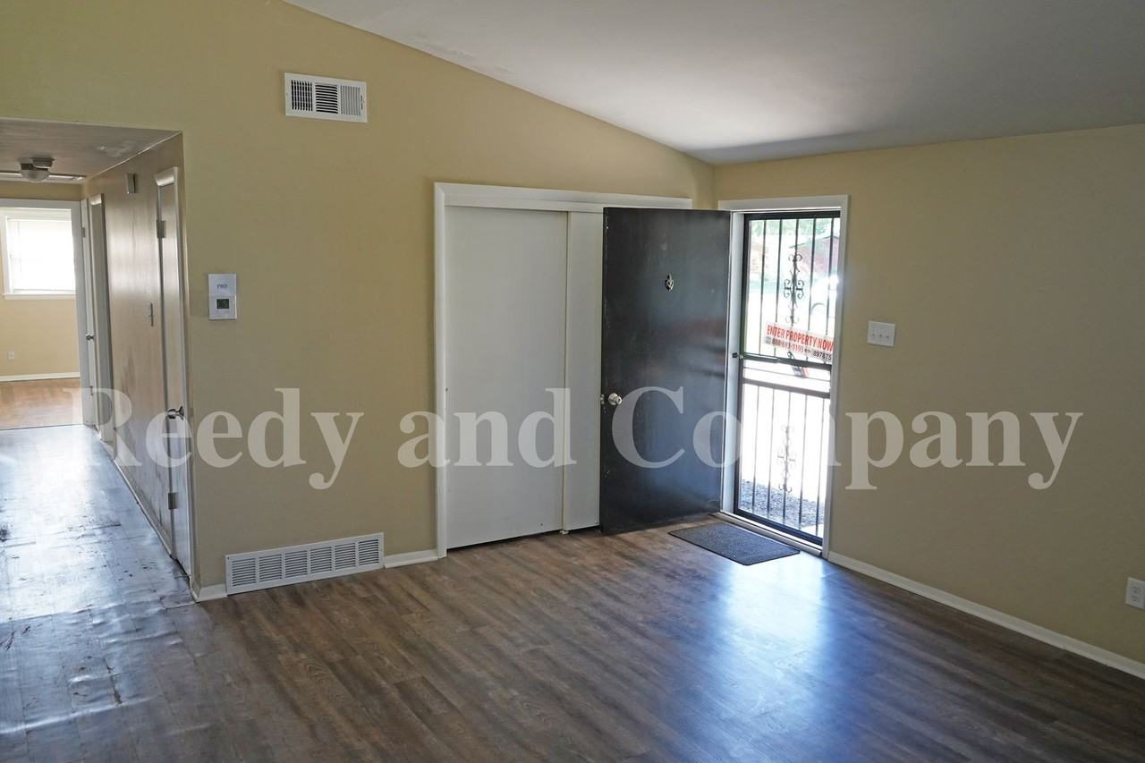 1631 Gowan Dr - Photo 5 of 15