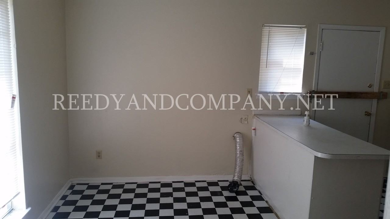 3990 Ashview Cv - Photo 3 of 8