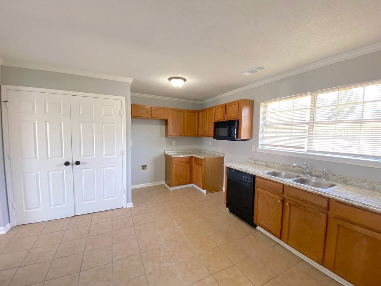 4559 Cedar Leaf Cv - Photo 2 of 16