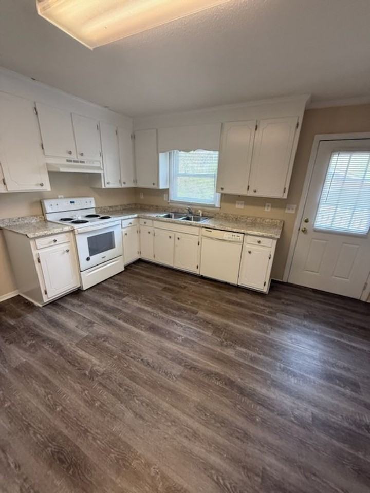 1100 Uwharrie St - Photo 3 of 6