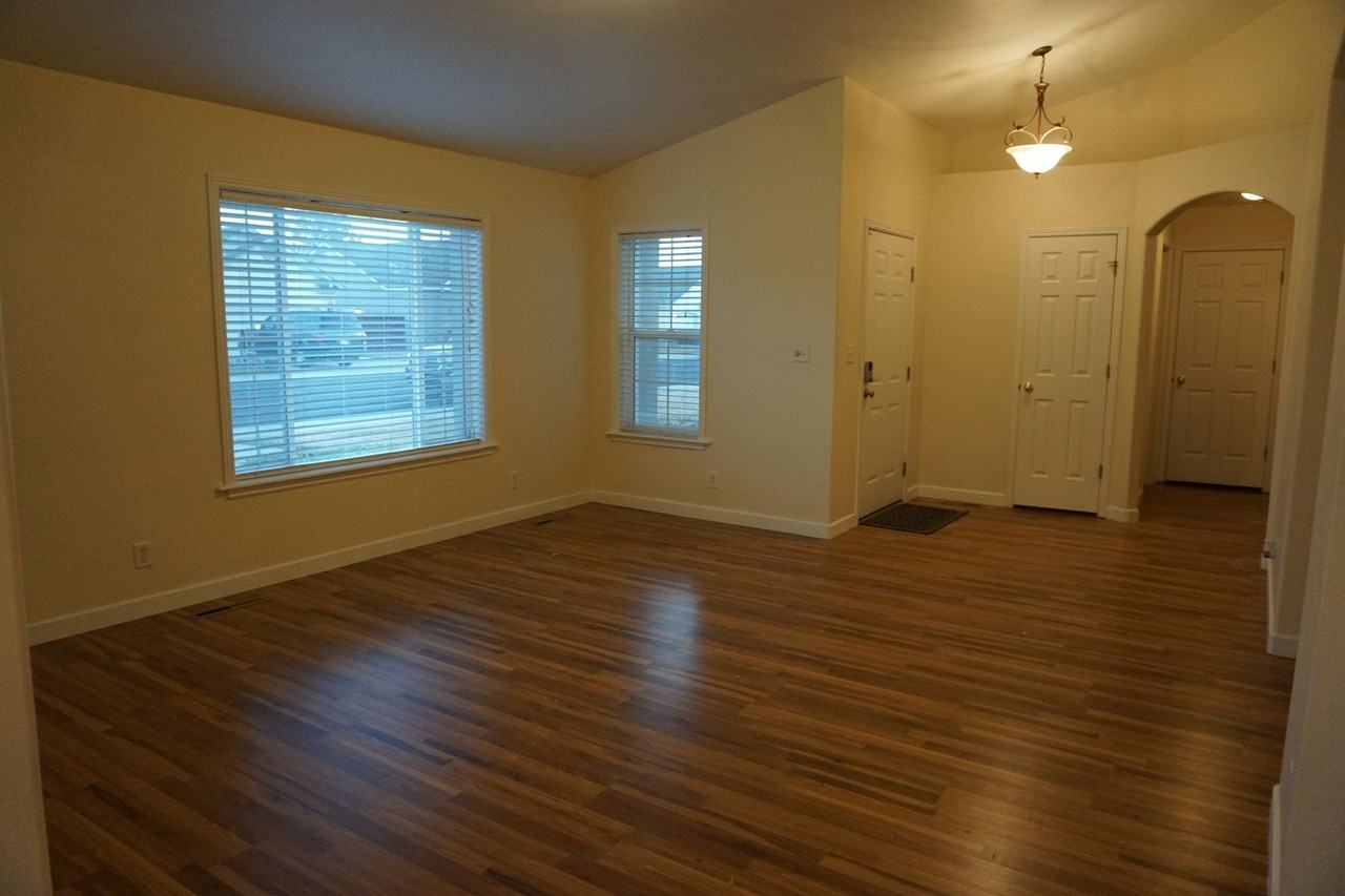 727 N Pointe Dr - Photo 5 of 18