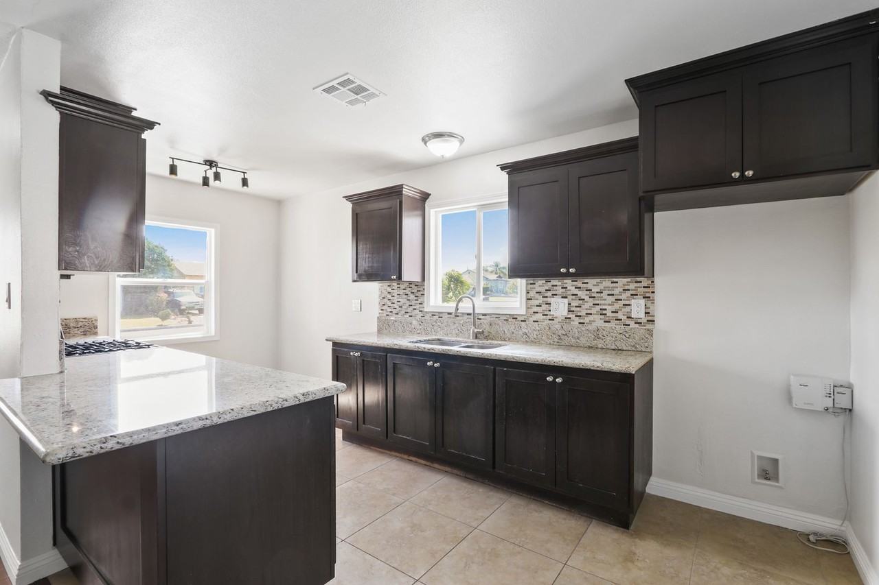 1615 Olympus Ave - Photo 6 of 10