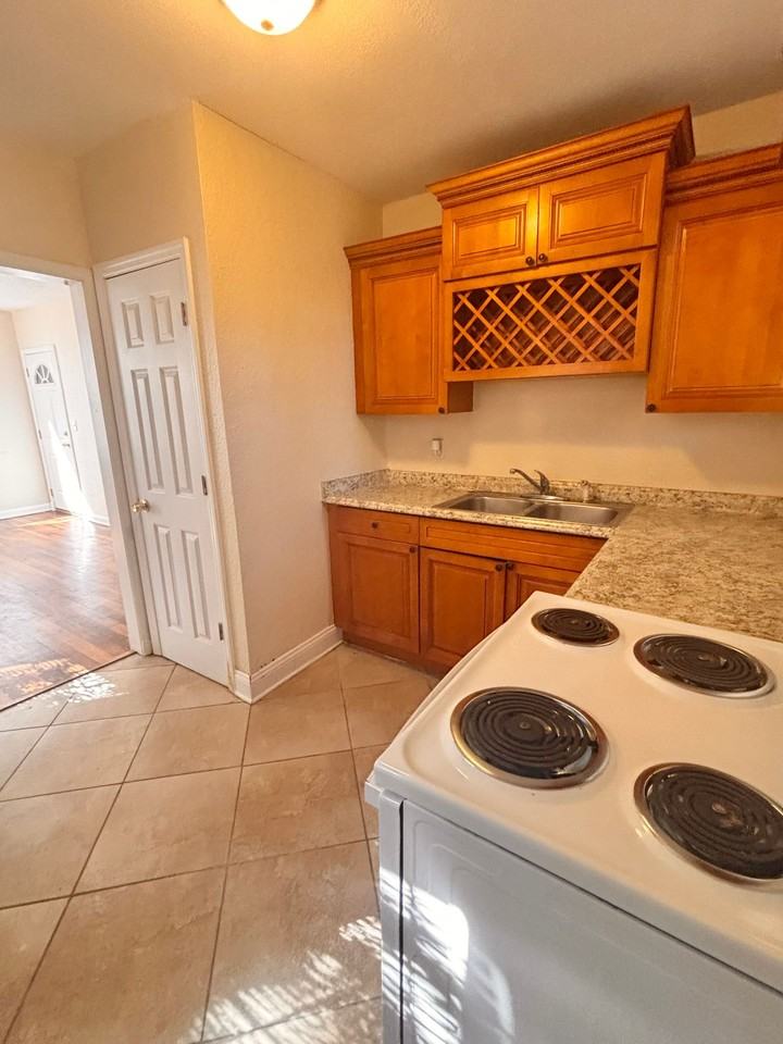 3233 Post St - Photo 4 of 7