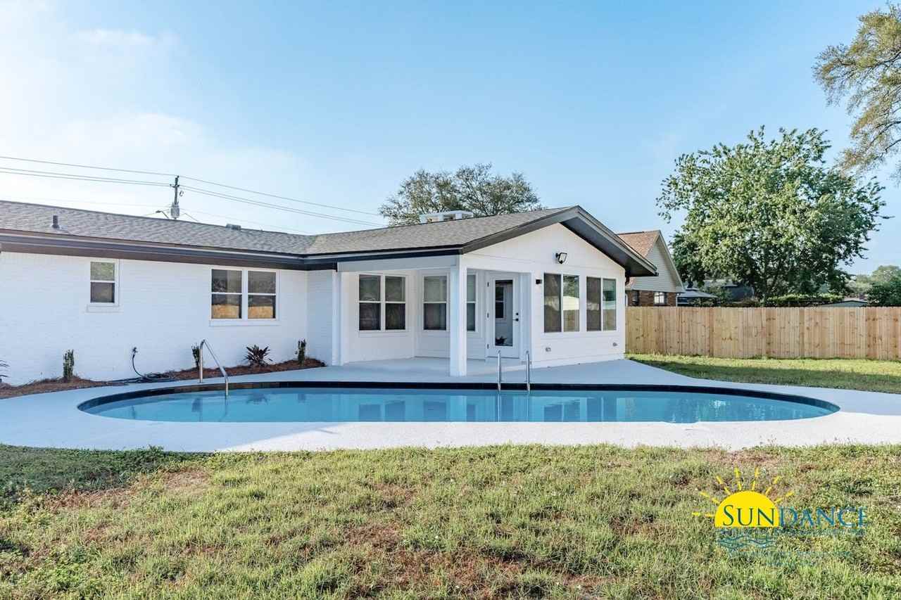 618 Country Club Ave Ne - Photo 2 of 40