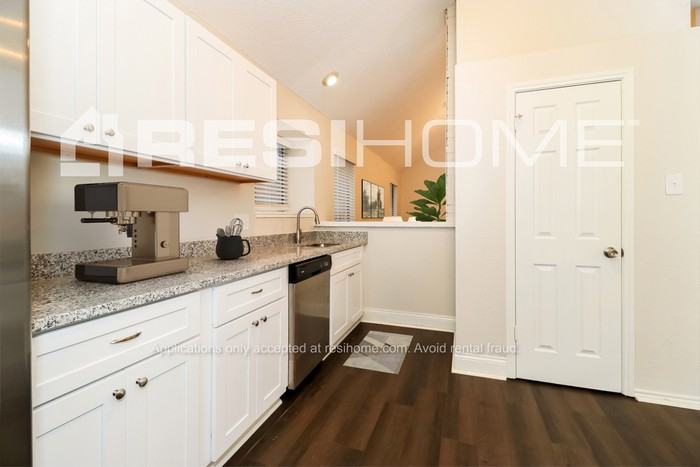 809 Ashmount Ln - Photo 4 of 21