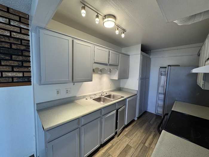 6078 W Golden Ln - Photo 4 of 15