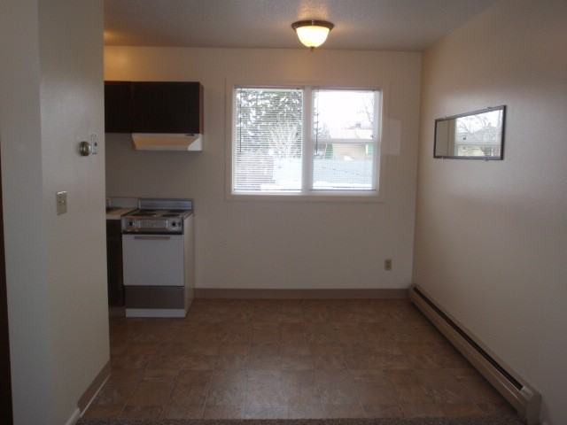 516 Rollins St #3 - Photo 7 of 9