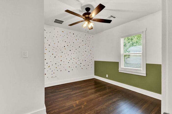 2435 E 10th St - Photo 7 of 17