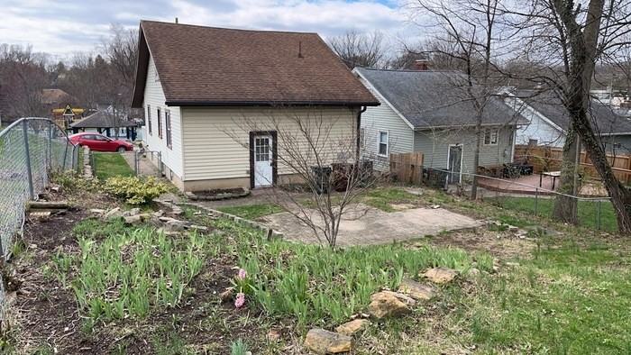 1561 Sacramento Ave - Photo 5 of 38