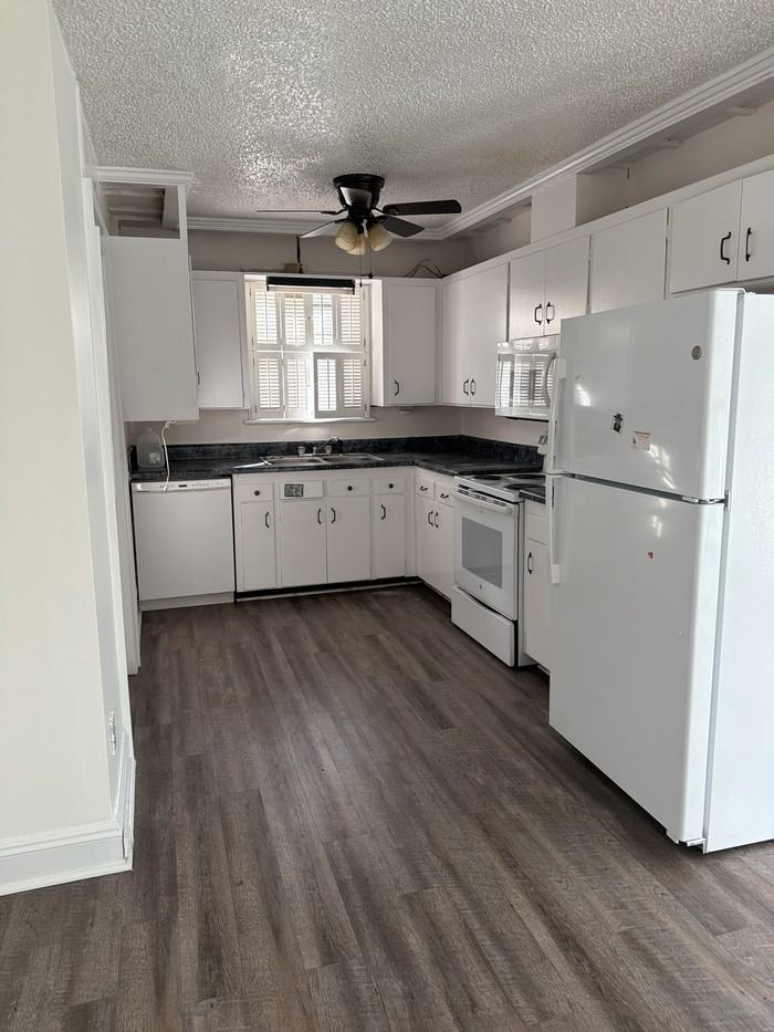 427 Cedar St - Photo 3 of 13