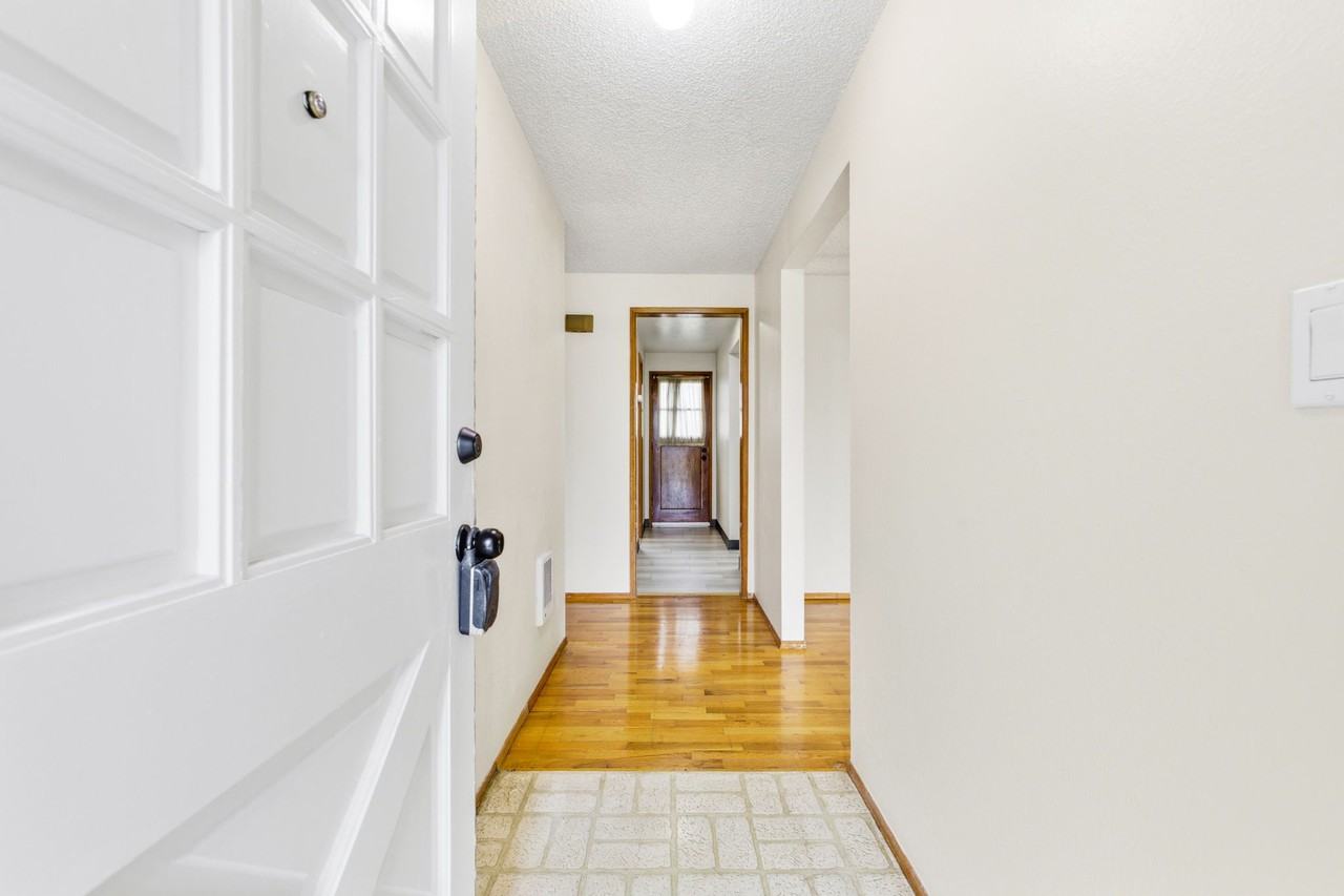 160 44th Pl Ne #NA - Photo 3 of 31