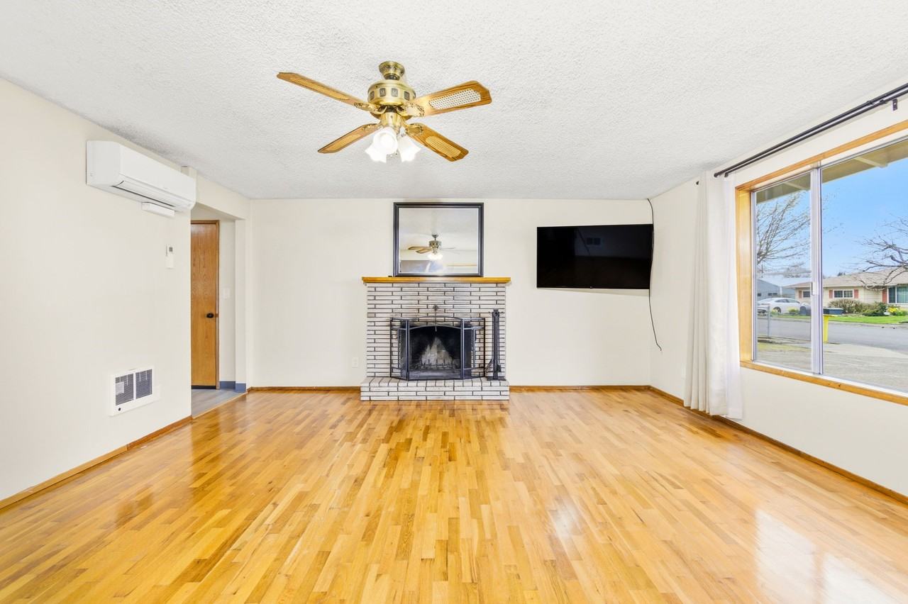 160 44th Pl Ne #NA - Photo 4 of 31