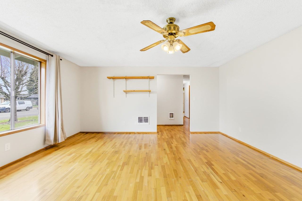 160 44th Pl Ne #NA - Photo 5 of 31