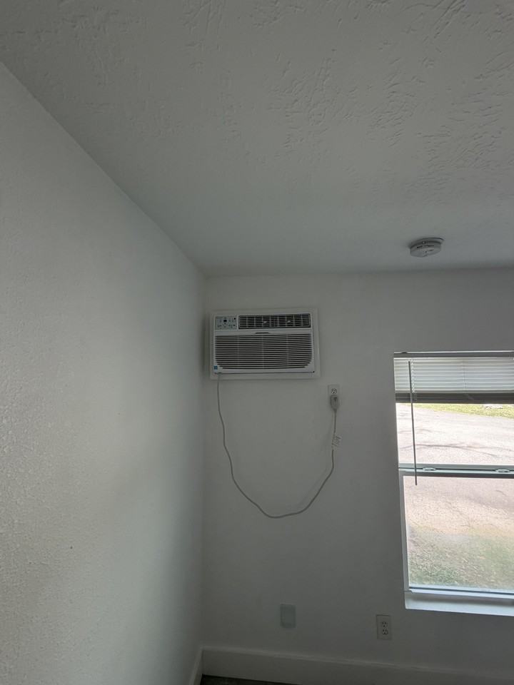 1405 Miles St #4 - Photo 6 of 11