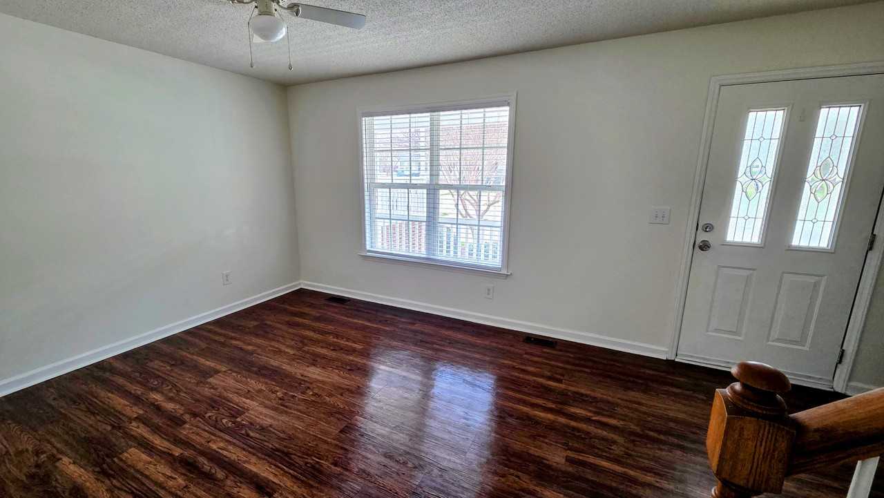 210 Wimbledon Ct - Photo 3 of 15