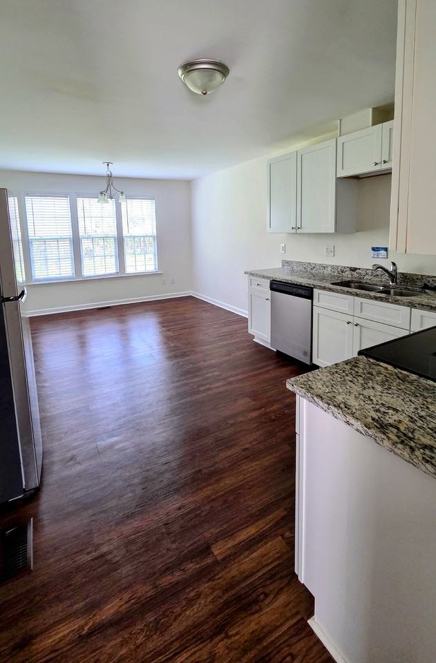 210 Wimbledon Ct - Photo 7 of 15