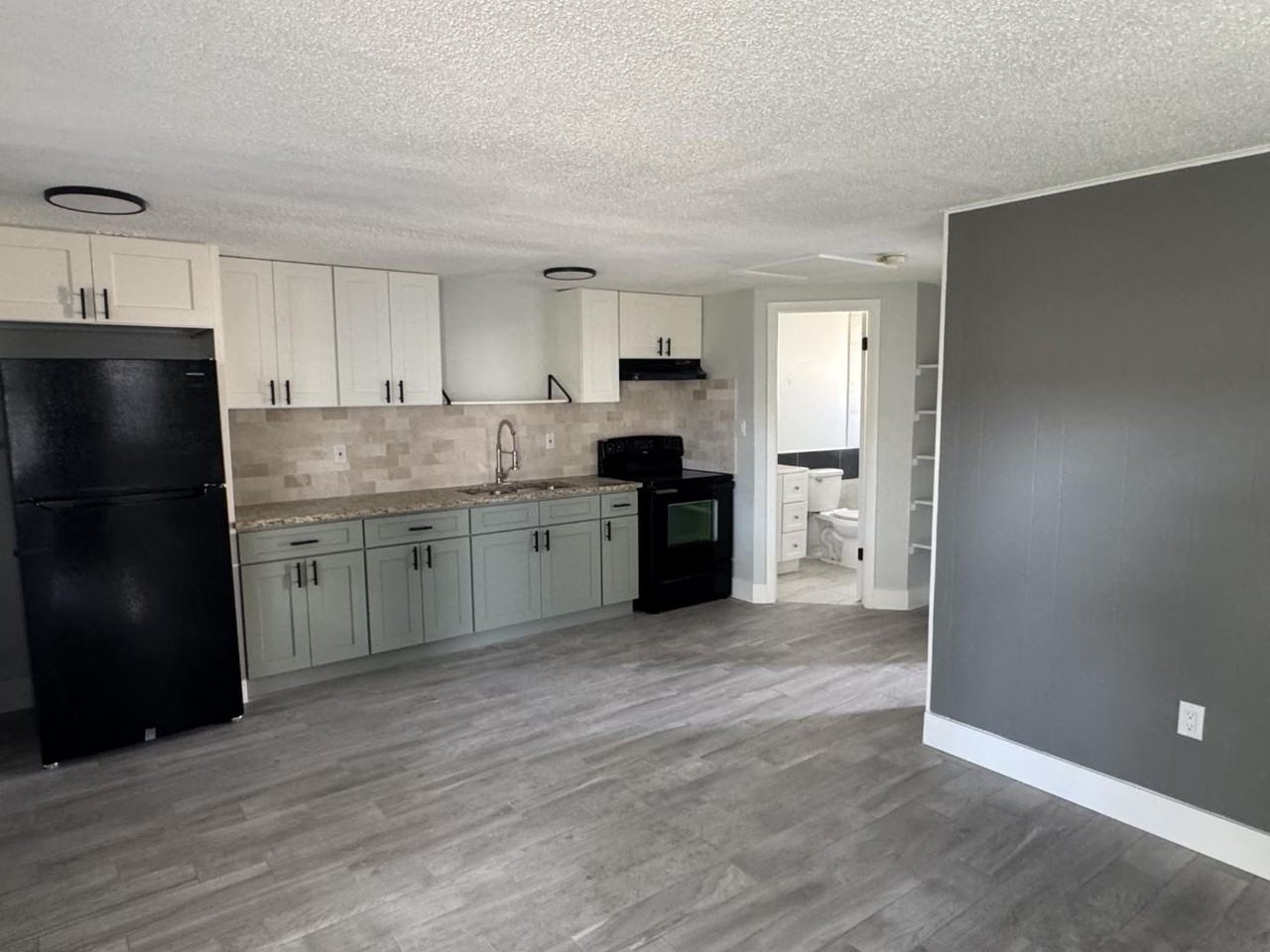 13802 N 21ST STREET - Photo 2 of 5