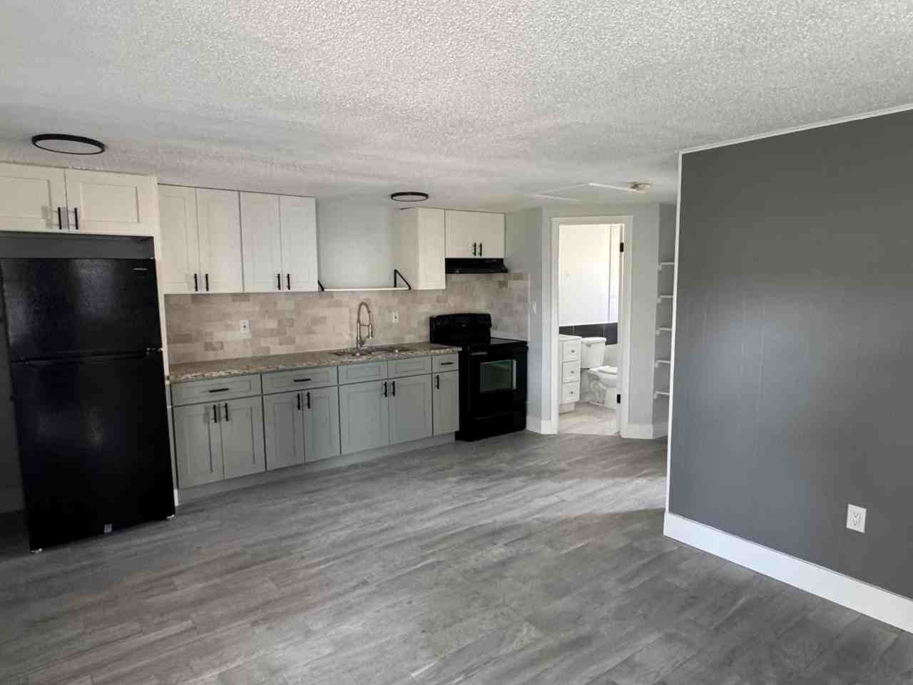 13806 N 21ST STREET - Photo 2 of 5