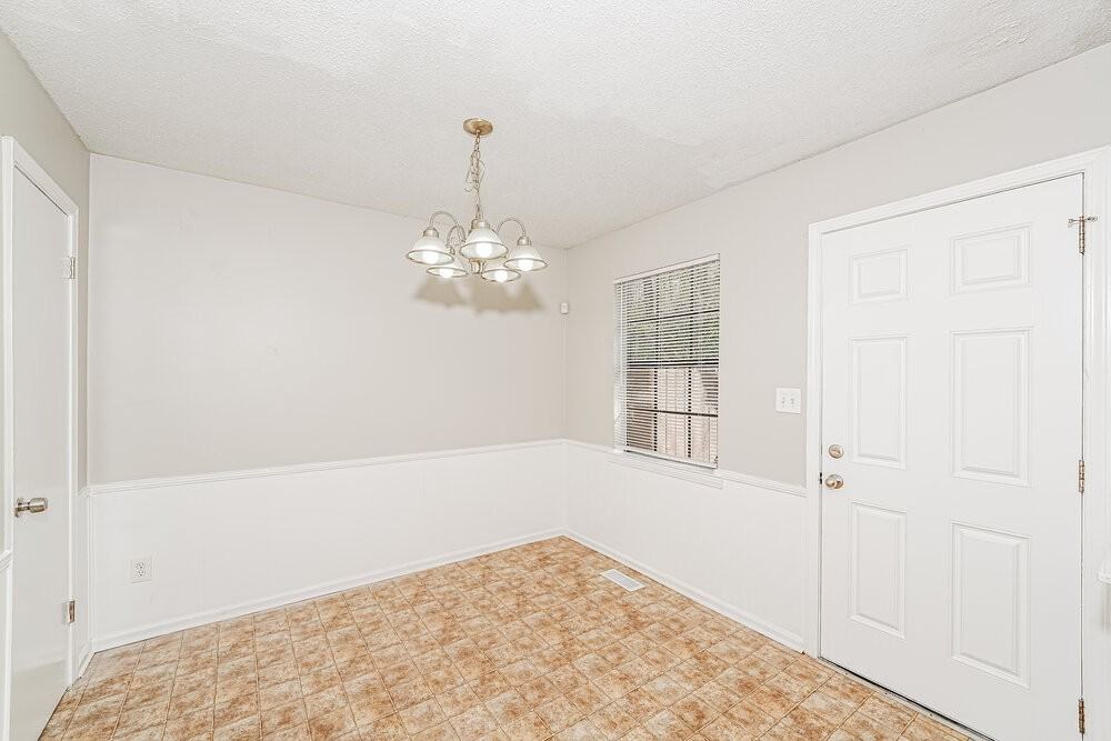 933 Edwards Lake Rd - Photo 7 of 17