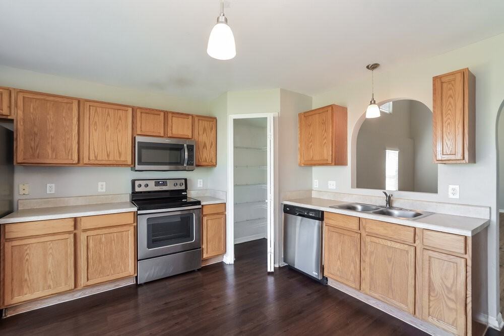 3667 Queens Cove Blvd - Photo 7 of 17