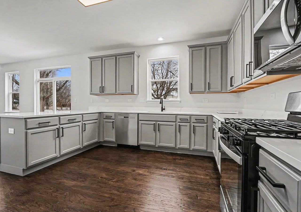 323 Chicago Road - Photo 3 of 14