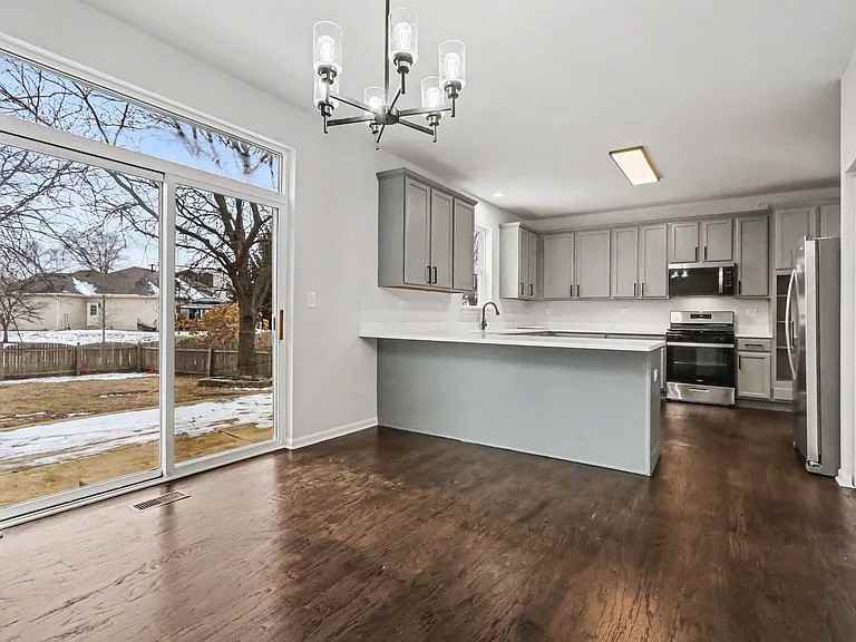 323 Chicago Road - Photo 4 of 14