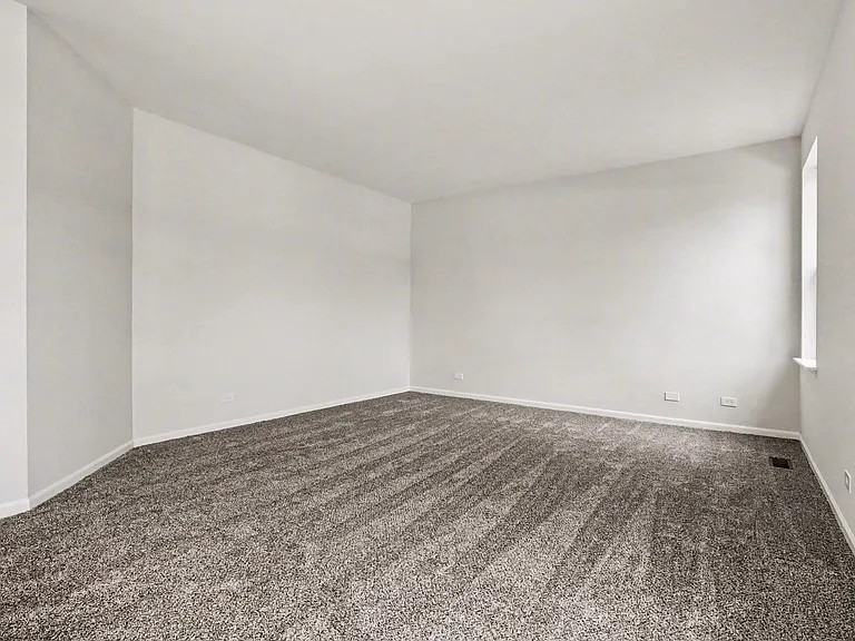 323 Chicago Road - Photo 7 of 14