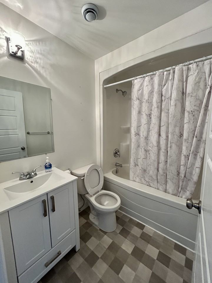 15 Cherrybark Cres #A - Photo 7 of 8