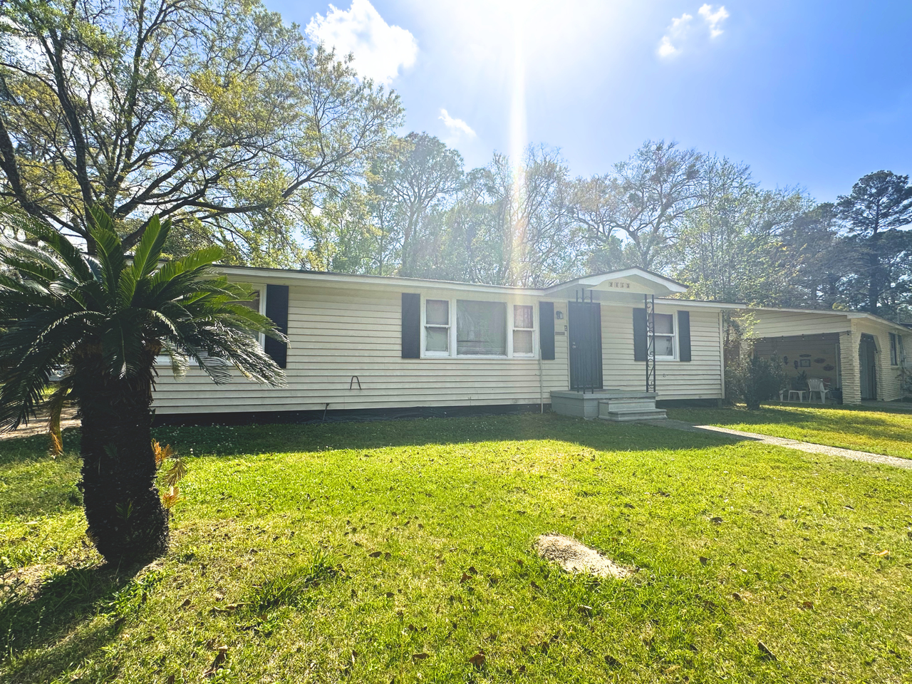 2453 Pineway Dr N - Photo 2 of 3