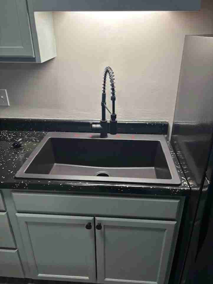 608 E Knox St - Photo 2 of 3