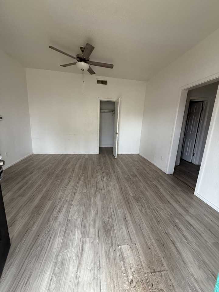 1911 21st St #B - Photo 2 of 7