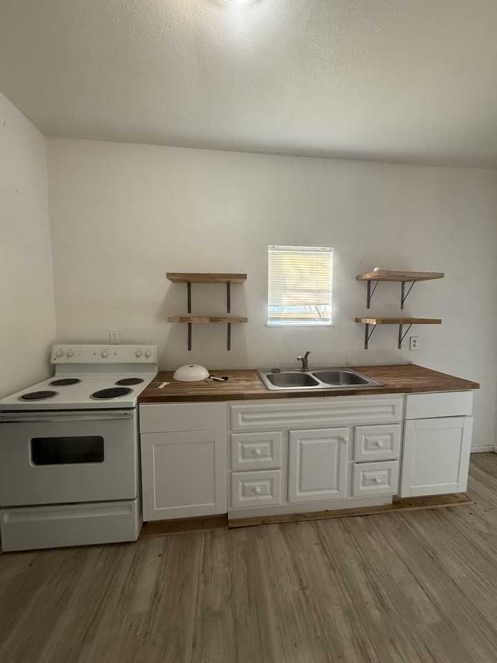 1911 21st St #B - Photo 3 of 7