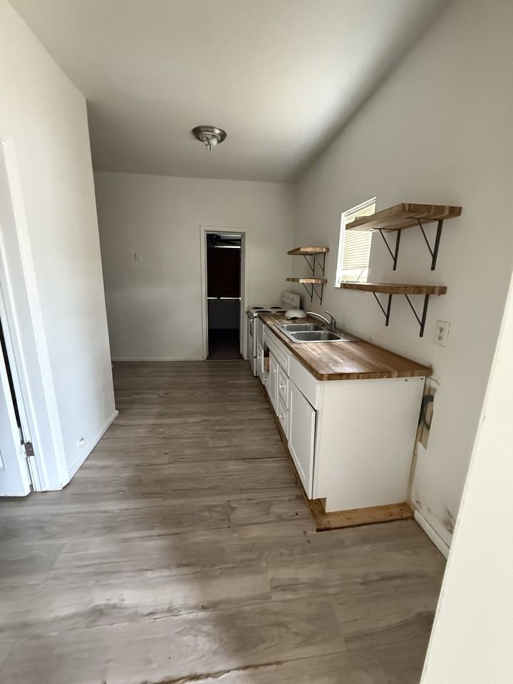 1911 21st St #B - Photo 4 of 7