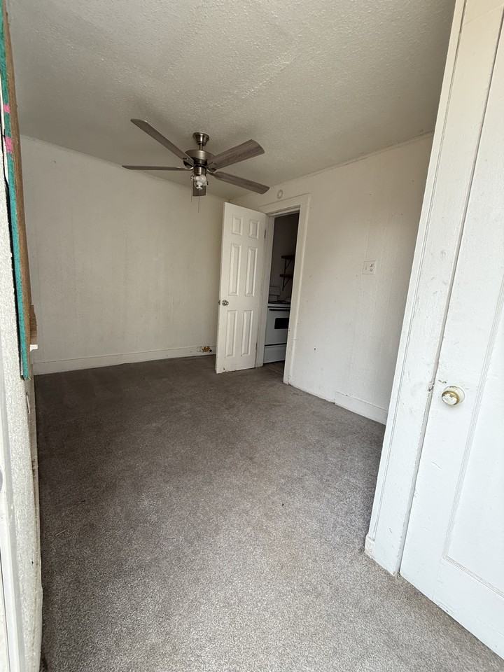 1911 21st St #B - Photo 5 of 7