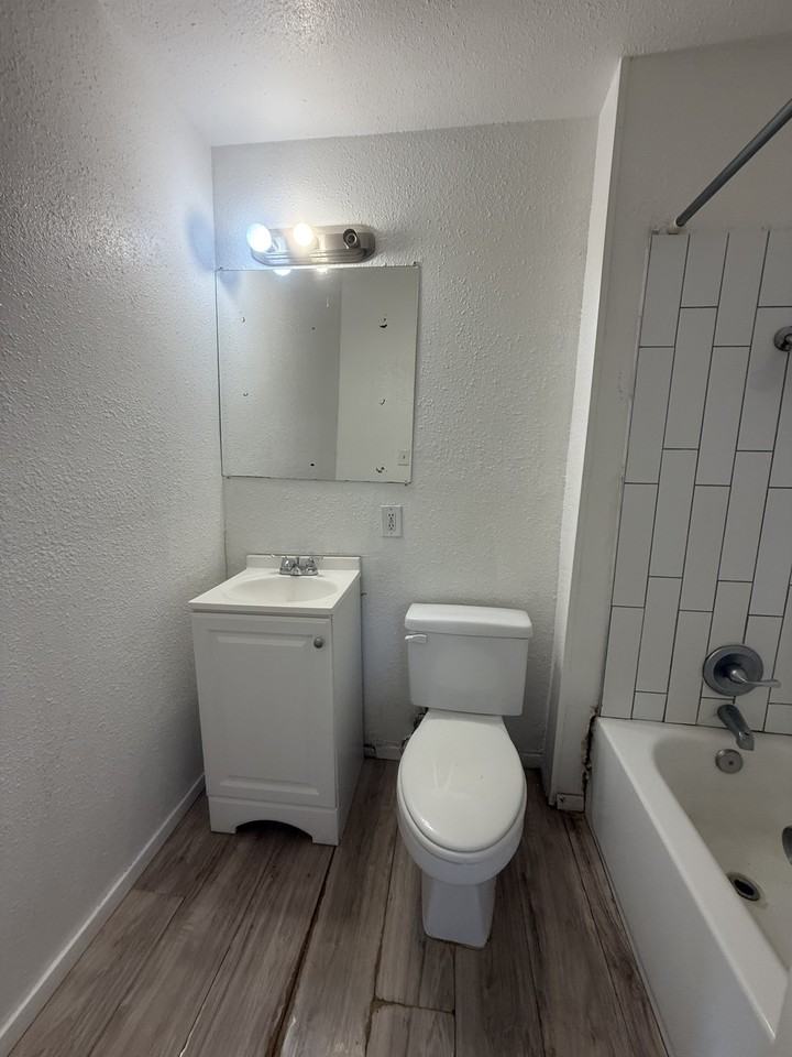 1911 21st St #B - Photo 6 of 7