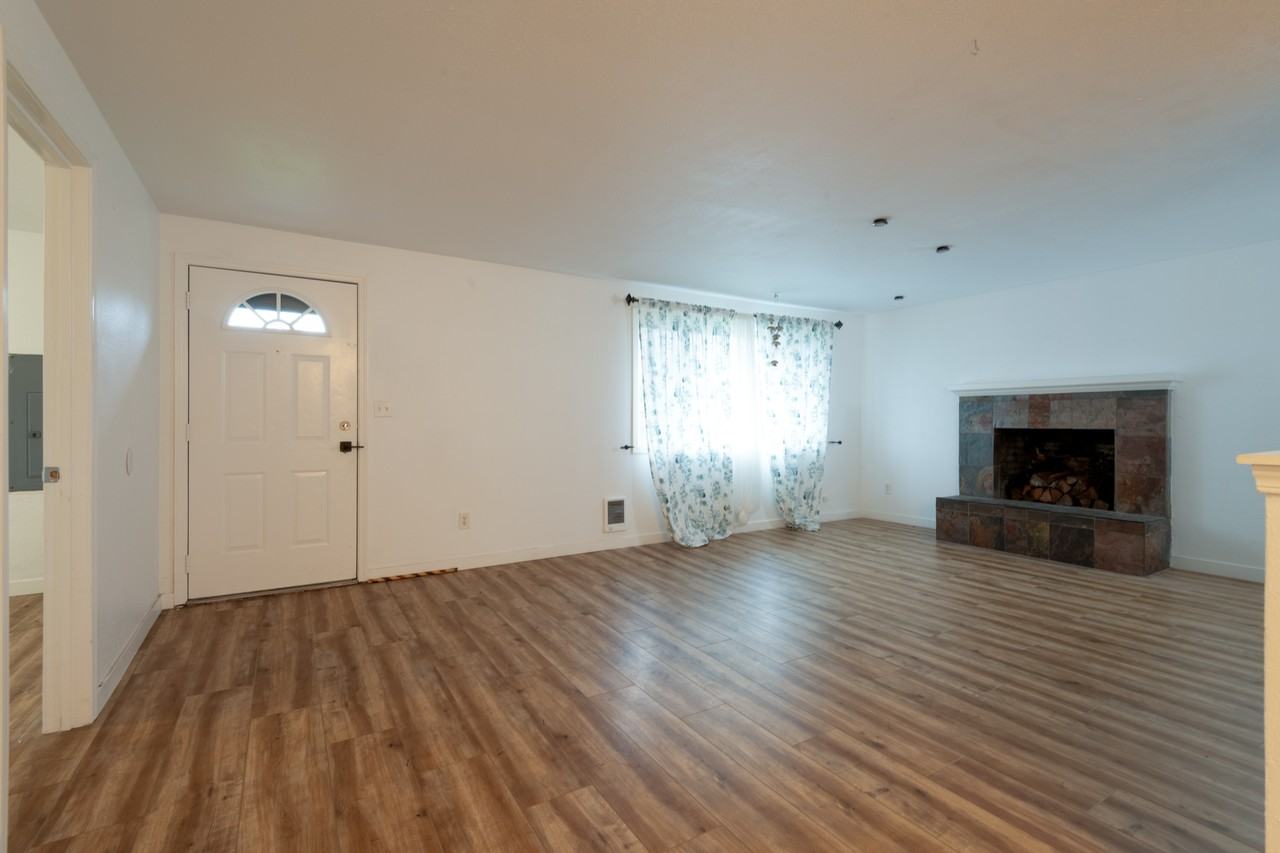 938 E 65th St #1 - Photo 3 of 20