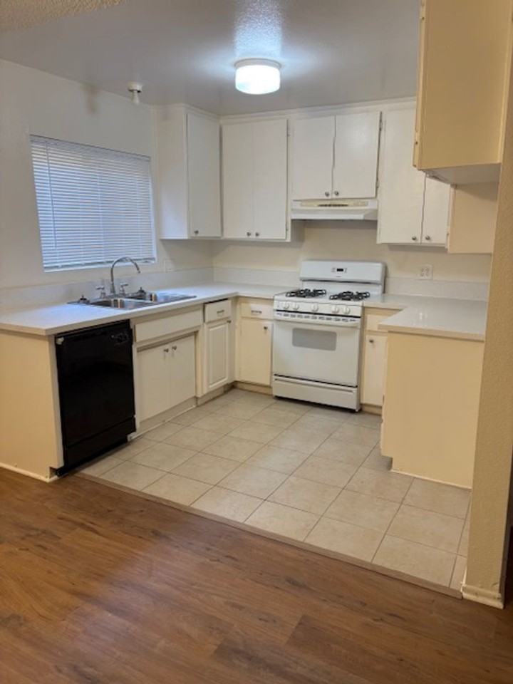 123 - Thompson Ave Apts - Photo 2 of 18