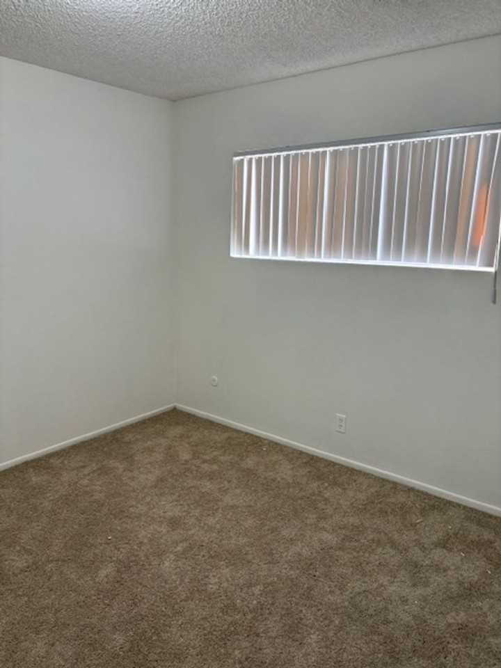 123 - Thompson Ave Apts - Photo 6 of 18