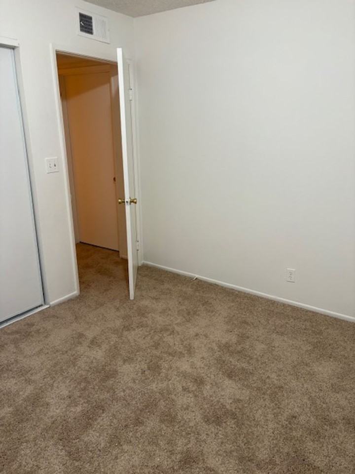 123 - Thompson Ave Apts - Photo 7 of 18