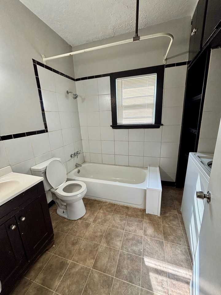 1112 Weller Ave #1 - Photo 4 of 9