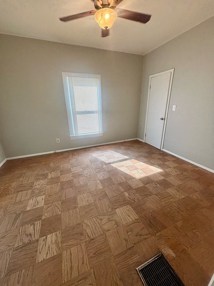 1112 Weller Ave #1 - Photo 5 of 9