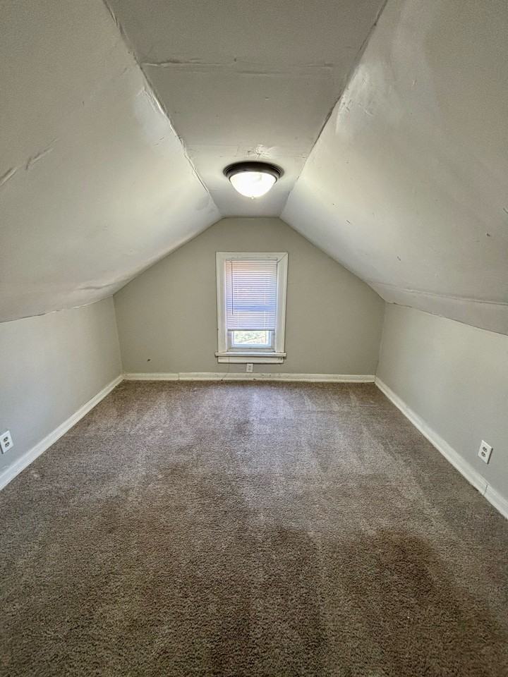 1112 Weller Ave #1 - Photo 7 of 9